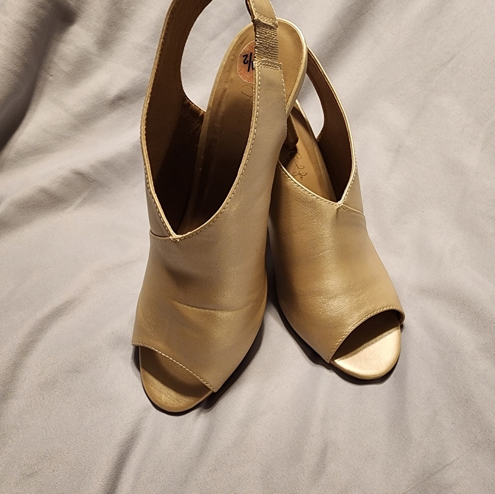 EUC Gold Heels Size 7.5